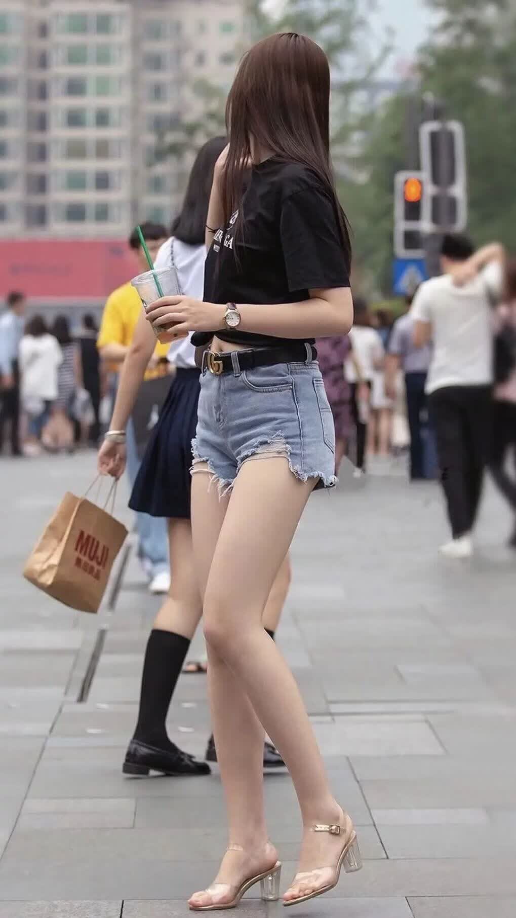爱游戏官网-非常有戏剧性。既然要突出唯一性，我们的思维就不能停留在普通的赛报层面，而是要赋予这场比赛史诗感和命运感